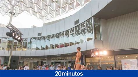 El centro comercial Nervión Plaza muestra con desfiles la moda de baño