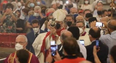 San Gennaro ha fatto il miracolo il sangue si è sciolto Festa a Napoli