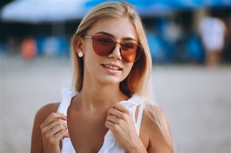 Belle Fille Blonde En Vacances Photo Gratuite