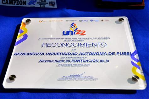 Lilia Cedillo Recibe Placa Conmemorativa Por El 9 Lugar De La BUAP En