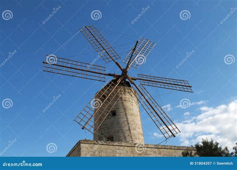 Molino De Viento Viejo Típico En Malta Imagen de archivo Imagen de