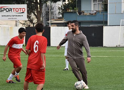 Arda Turan depremzede çocuklar için Marmariste sahaya çıktı