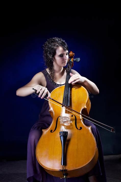 La Bella Ragazza Gioca Il Violoncello Fotografia Stock Libera Da