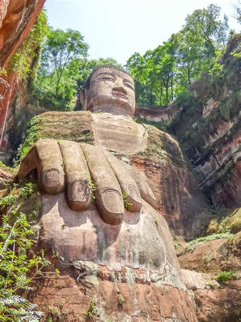 世界上最大的石刻佛像，位于天府之国四川，古人用90年开山建造