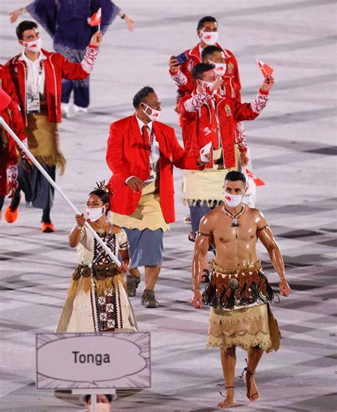 入場行進で上半身裸の旗手2人 トンガとバヌアツ イザ！