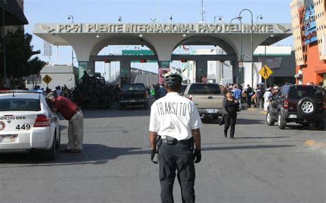 Exferrocarrileros bloquean puente fronterizo en Cd Juárez en busca de