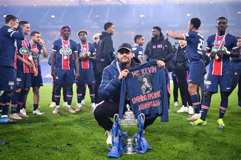 Neymar faz homenagem a MC Kevin após vitória do Paris Saint Germain