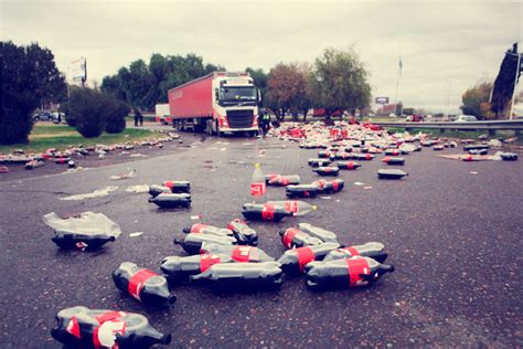 Camión de Coca Cola choca en Puebla y deja regadero de refrescos