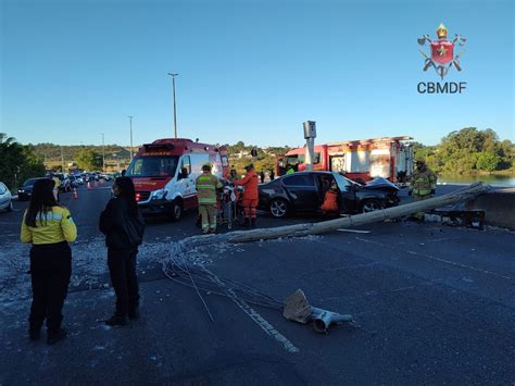 Carro Derruba Poste Na Ponte Jk E Motorista Transportado Para O