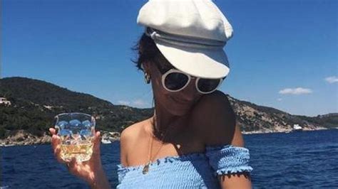 Emily Ratajkowski Alle Cinque Terre Selfie E Fan In Delirio Il