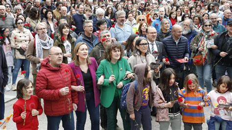 Revoluci N Dos Caraveis Un Coro Xigante Canta En Compostela Gr Ndola