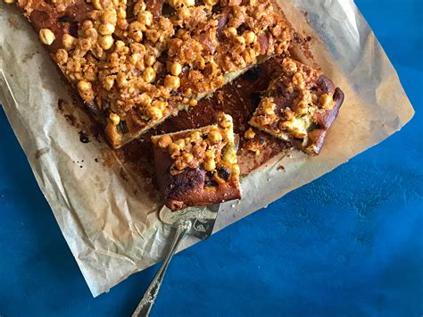 Gâteau à La Rhubarbe Avec Son Croustillant Noisette Moelleux Et Gourmand