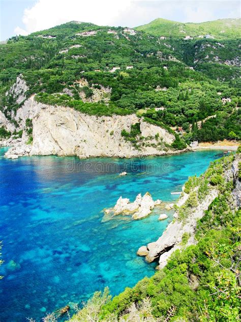 Les Lagunes Bleues De Paleokastritsa Marchent La Mer Ionienne De