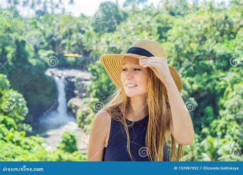 Viajero De La Mujer En Un Fondo De La Cascada Concepto Del Turismo Ecol