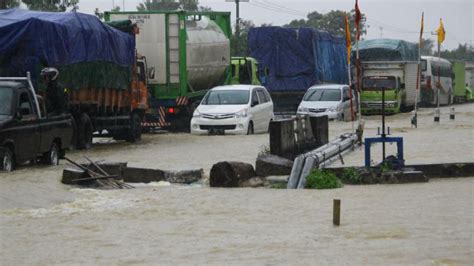 Foto Subang Diterjang Banjir 15 090 Rumah Terendam