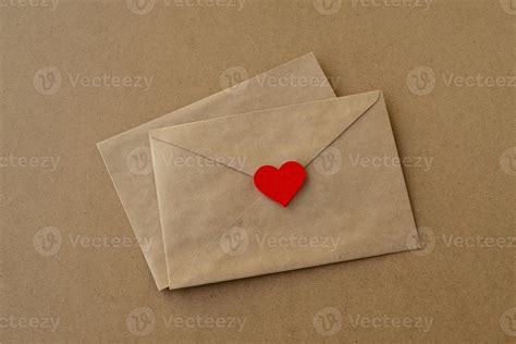 Día De San Valentín Sobres De Cartas De Amor Y Corazón Rojo Sobre Un Fondo De Papel Kraft