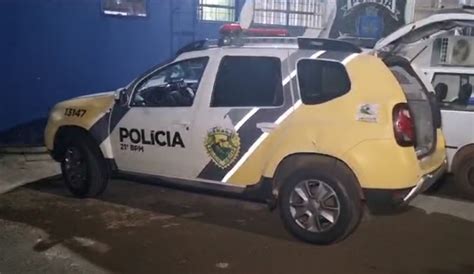 Homem em surto psicótico ameaça pessoas faca e PM faz uso de arma