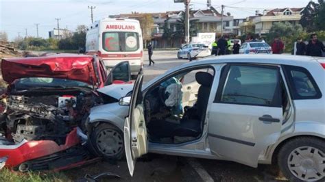 Balıkesir de feci kaza İki otomobil çarpıştı