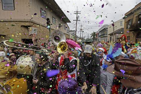 Revelers gather in New Orleans for Mardi Gras - News Radio KMAN