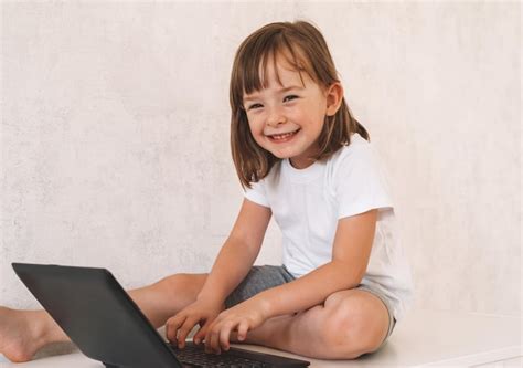 Niño que utiliza una computadora portátil en casa Foto Premium