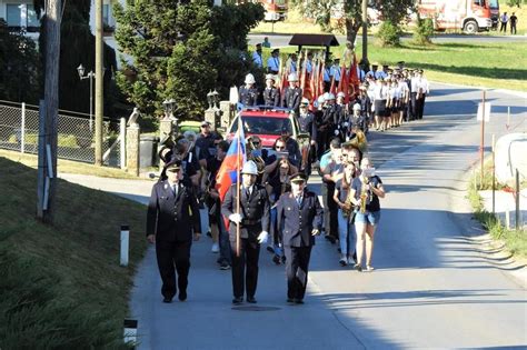 Slovesnost ob prevzemu novega gasilskega vozila v Ponovi vasi Občina