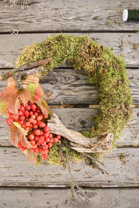 Diy Mooskranz Einfach Selber Machen Mit Moos Beeren Holz Und Sisal