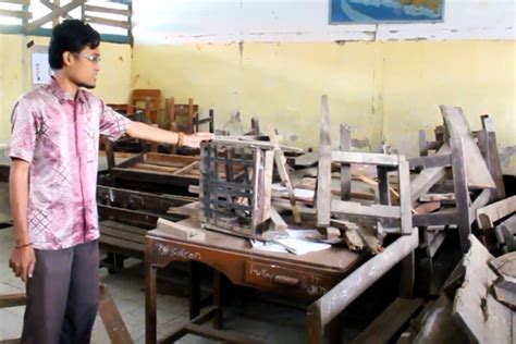 2 Ruangan Kelas Rusak Berat 56 Siswa Belajar Di Perpustakaan