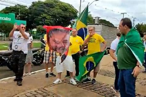 VÍDEO Bolsonaristas colocam fogo em toalha foto de Lula em Londrina