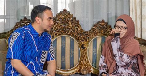 PM Anwar Sampaikan Sumbangan Kepada Sarimah Ahmad Dharma Harun