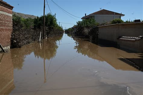 Θεσσαλία Ψάρια κολυμπούν στους δρόμους που πλημμύρισαν Aftodioikisi gr