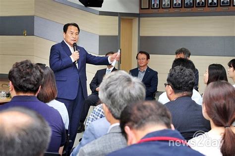 김영만 군위군수 민선7기 1주년 ‘통합신공항 유치 힘 모아야