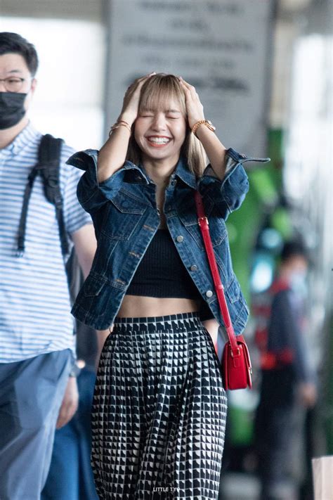 Lisa In Her Home Uwu She Looks So Sweet And Happy 😭🤧🖤💗🥺🥺lisa