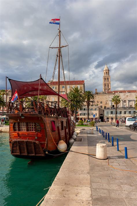 Solve Pohlednice ze Splitu, Chorvatsko - Postcard of Split, Croatia jigsaw puzzle online with 96 ...