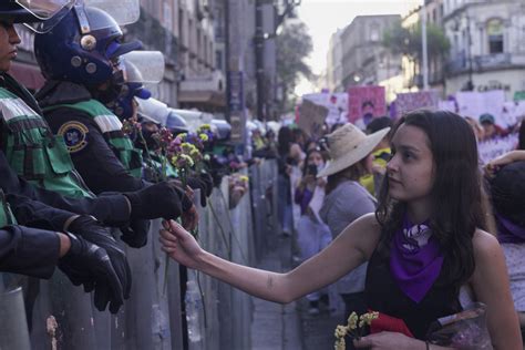 Pulso Online on Twitter Con pétalos y aplausos reciben a mujeres