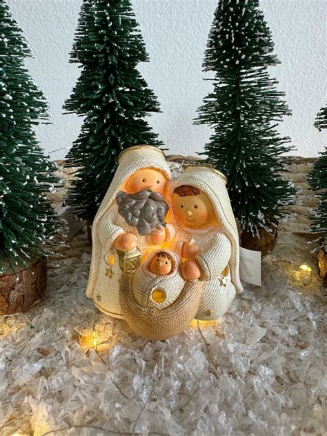 Comprar Mini sagrada família nude Resina Led a partir de R 65 71 Mimos da Mocinha Mesa Posta