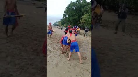 Turis Korea Mencoba Atraksi Bambu Gila Morella Pantai Moki Ambon