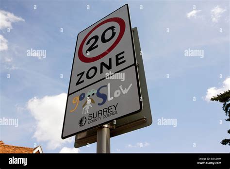 20 mph road sign hi-res stock photography and images - Alamy