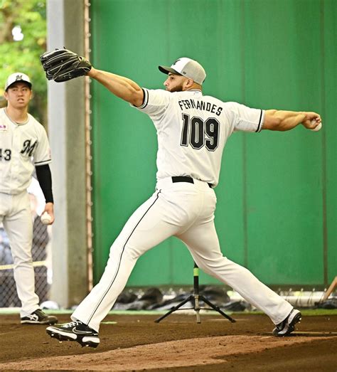 【ロッテ】新外国人フェルナンデスの背番号がなぜか「109」に初ブルペンで珍事 プロ野球写真ニュース 日刊スポーツ