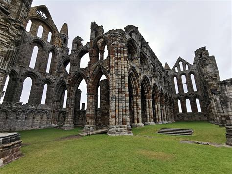 Whitby Abbey (Inspiration for Bram Stoker's Dracula) : pics