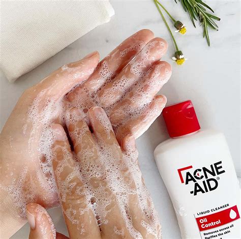 รีวิวโฟมล้างหน้าลดสิวจาก Acne Aid โดนใจคนเป็นสิวอย่างไร ต้องอ่าน