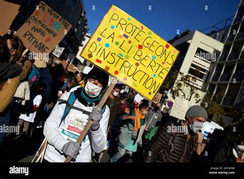 Un Manifestante Sostiene Un Cartel Que Dice Protegamos La Libertad De