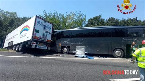 Due Incidenti E Incendio In A Maxi Scontro Coinvolto Bus Con