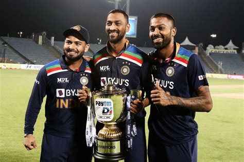 Rishabh Pant Krunal Pandya And Hardik Pandya Pose With The Trophy