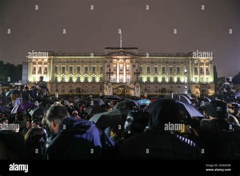 LONDRES 8th DE SEPTIEMBRE de 2022 miles de personas se reúnen en las