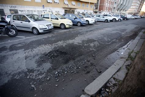 Buche E Crateri Le Strade Groviera Di Roma Dopo Il Maltempo La