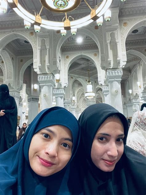 Potret Acha Septriasa Umrah Bareng Keluarga Bangga Dengan Sang Putri