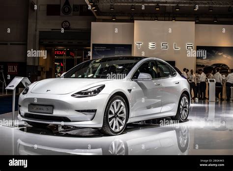 Tesla Elektroauto Ausstellungsraum Fotos Und Bildmaterial In Hoher