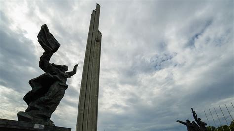 ¿retirar Los Monumentos De La Urss De La Tumba Del Camarada Soviético