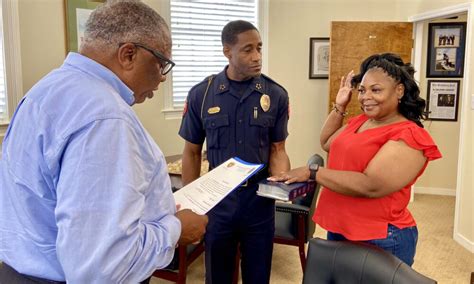 Vicksburg Police Swear In Officer Latridia Chambers Vicksburg Daily News