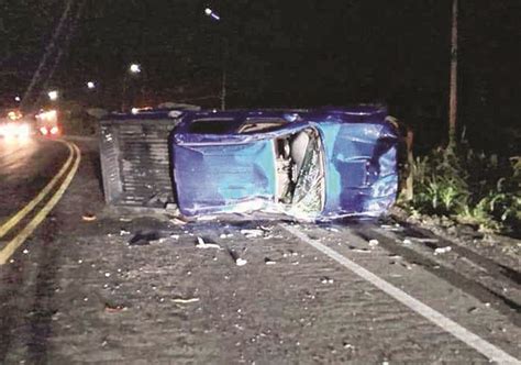 Abandonan Camioneta Volcada Peri Dico El Orbe